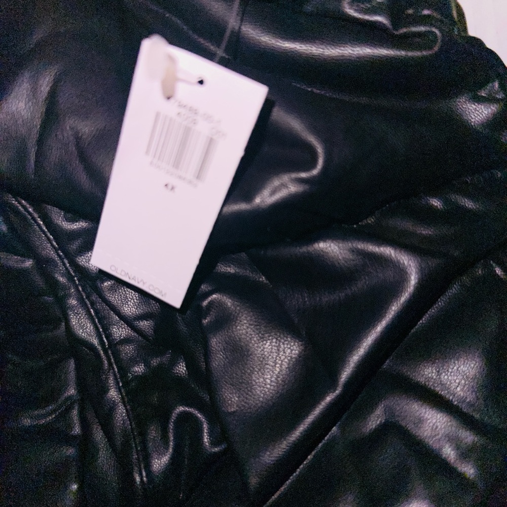 Old Navy Women's Black Puffer Vest - Picture 8 of 10